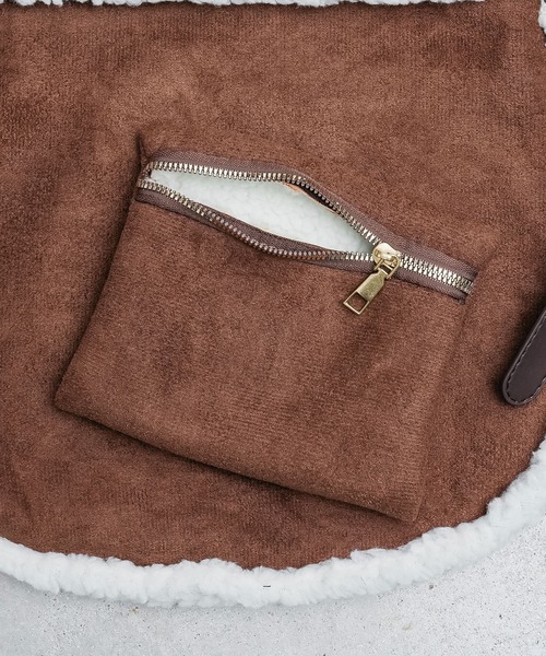 mili an deni（ミリアンデニ）の「フェイクムートンポーチ付きショルダーバッグ（ショルダーバッグ・レディース・ブラウン/ブラック/ベージュ・F）」の16枚目の写真