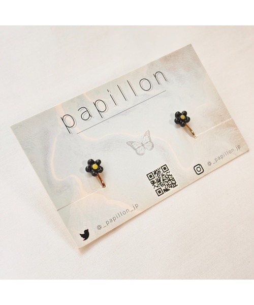 tone（トーン）の「【papillon】お花イヤリング(MA)（イヤリング・レディース・ブラック・FREE）」の2枚目の写真
