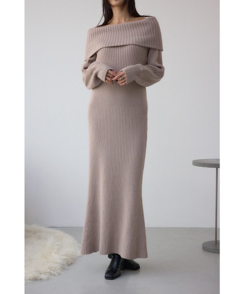 AZUL by moussy(アズールバイマウジー)の「【身長/骨格別着用画像あり】オフショルロングニットワンピース 秋服 冬服 ロングワンピース 長袖(ワンピース・レディース・ブラック/グレイッシュベージュ・SMALL/MEDIUM)」の1枚目の写真