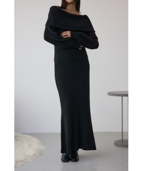 AZUL by moussy(アズールバイマウジー)の「【身長/骨格別着用画像あり】オフショルロングニットワンピース 秋服 冬服 ロングワンピース 長袖(ワンピース・レディース・ブラック/グレイッシュベージュ・SMALL/MEDIUM)」の3枚目の写真