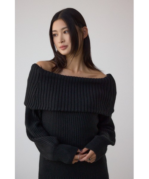 AZUL by moussy(アズールバイマウジー)の「【身長/骨格別着用画像あり】オフショルロングニットワンピース 秋服 冬服 ロングワンピース 長袖(ワンピース・レディース・ブラック/グレイッシュベージュ・SMALL/MEDIUM)」の4枚目の写真