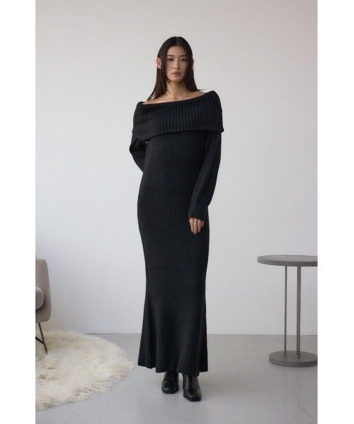 AZUL by moussy(アズールバイマウジー)の「【身長/骨格別着用画像あり】オフショルロングニットワンピース 秋服 冬服 ロングワンピース 長袖(ワンピース・レディース・ブラック/グレイッシュベージュ・SMALL/MEDIUM)」の5枚目の写真