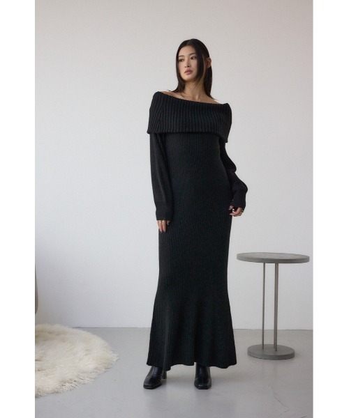 AZUL by moussy(アズールバイマウジー)の「【身長/骨格別着用画像あり】オフショルロングニットワンピース 秋服 冬服 ロングワンピース 長袖(ワンピース・レディース・ブラック/グレイッシュベージュ・SMALL/MEDIUM)」の6枚目の写真