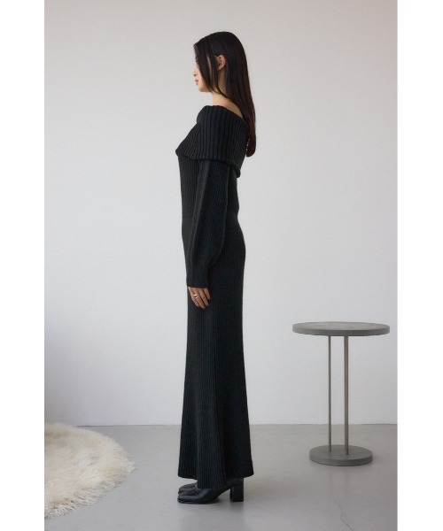 AZUL by moussy(アズールバイマウジー)の「【身長/骨格別着用画像あり】オフショルロングニットワンピース 秋服 冬服 ロングワンピース 長袖(ワンピース・レディース・ブラック/グレイッシュベージュ・SMALL/MEDIUM)」の8枚目の写真