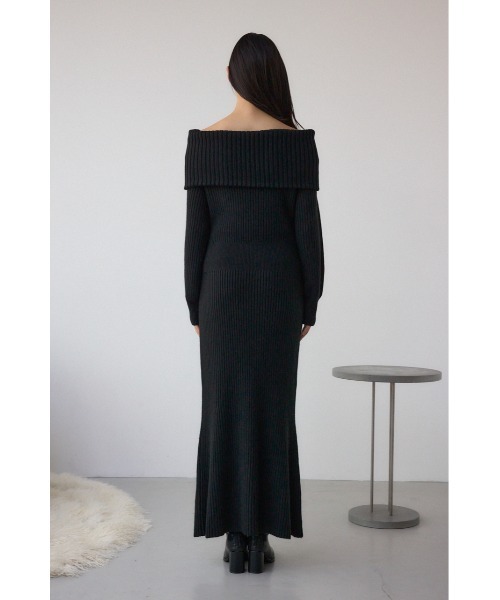 AZUL by moussy(アズールバイマウジー)の「【身長/骨格別着用画像あり】オフショルロングニットワンピース 秋服 冬服 ロングワンピース 長袖(ワンピース・レディース・ブラック/グレイッシュベージュ・SMALL/MEDIUM)」の9枚目の写真