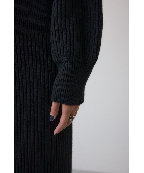 AZUL by moussy(アズールバイマウジー)の「【身長/骨格別着用画像あり】オフショルロングニットワンピース 秋服 冬服 ロングワンピース 長袖(ワンピース・レディース・ブラック/グレイッシュベージュ・SMALL/MEDIUM)」の13枚目の写真