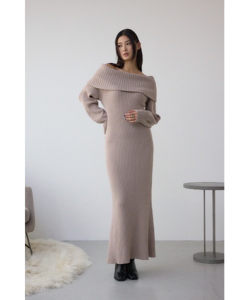 AZUL by moussy(アズールバイマウジー)の「【身長/骨格別着用画像あり】オフショルロングニットワンピース 秋服 冬服 ロングワンピース 長袖(ワンピース・レディース・ブラック/グレイッシュベージュ・SMALL/MEDIUM)」の16枚目の写真