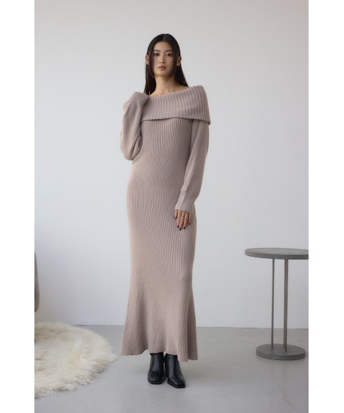 AZUL by moussy(アズールバイマウジー)の「【身長/骨格別着用画像あり】オフショルロングニットワンピース 秋服 冬服 ロングワンピース 長袖(ワンピース・レディース・ブラック/グレイッシュベージュ・SMALL/MEDIUM)」の17枚目の写真
