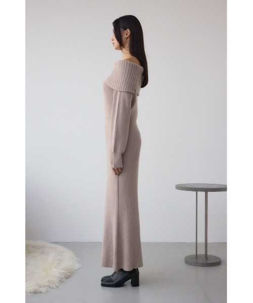 AZUL by moussy(アズールバイマウジー)の「【身長/骨格別着用画像あり】オフショルロングニットワンピース 秋服 冬服 ロングワンピース 長袖(ワンピース・レディース・ブラック/グレイッシュベージュ・SMALL/MEDIUM)」の19枚目の写真