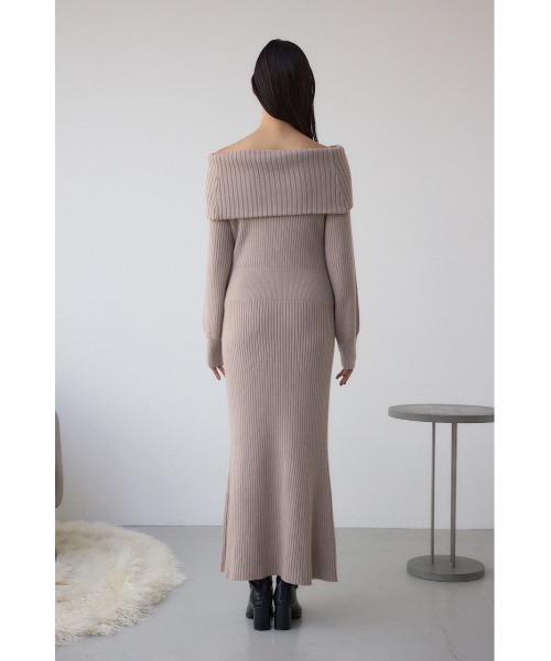 AZUL by moussy(アズールバイマウジー)の「【身長/骨格別着用画像あり】オフショルロングニットワンピース 秋服 冬服 ロングワンピース 長袖(ワンピース・レディース・ブラック/グレイッシュベージュ・SMALL/MEDIUM)」の20枚目の写真