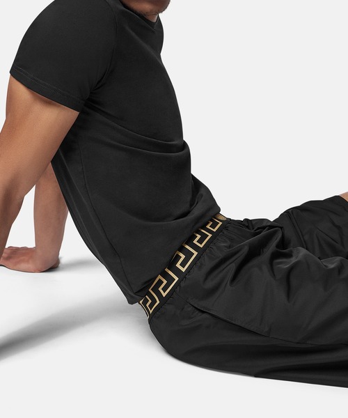 VERSACE（ヴェルサーチ）の「グレカ ボーダー ボードショーツ（水着・メンズ・ブラック・5/4/3）」の2枚目の写真