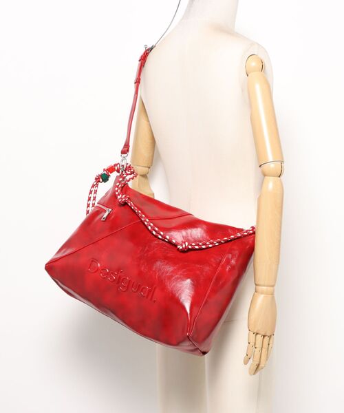 Desigual(デシグアル)の「Shoulder Bag with Logo Charm, Red/ロゴチャーム付き ショルダーバッグ レッド(ショルダーバッグ・レディース・レッド・FREE)」の6枚目の写真