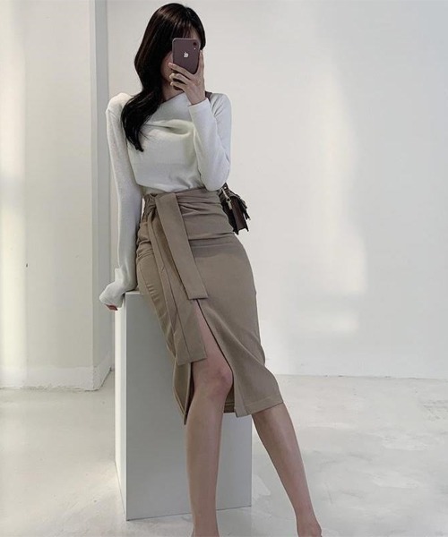 Flugge(フラッジー)の「デザインネック長袖トップス(その他トップス・レディース・ホワイト/ブラック/ブルー・LARGE/MEDIUM)」の4枚目の写真
