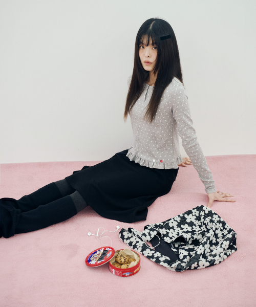 MIHEV(ミヘブ)の「ポルカドットフリルロングスリーブグレー(Tシャツ/カットソー・レディース・その他・SMALL/MEDIUM)」の2枚目の写真