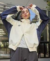 UMBRO（アンブロ）の「UMBRO/アンブロ 別注 ワンポイントロゴ刺繍 パイピング ラグランスリーブ ダブルジップ トラックジャケット（ジャージ）」