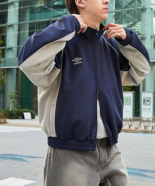UMBRO（アンブロ）の「UMBRO/アンブロ 別注 ワンポイントロゴ刺繍 パイピング ラグランスリーブ ダブルジップ トラックジャケット（ジャージ・レディース・ネイビー/モカ/ブラック/アイボリー・M/L）」の13枚目の写真