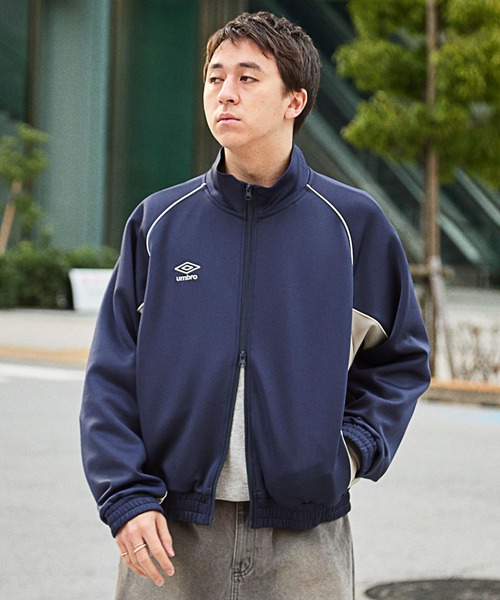 UMBRO（アンブロ）の「UMBRO/アンブロ 別注 ワンポイントロゴ刺繍 パイピング ラグランスリーブ ダブルジップ トラックジャケット（ジャージ・レディース・ネイビー/モカ/ブラック/アイボリー・M/L）」の16枚目の写真