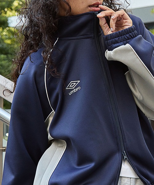 UMBRO（アンブロ）の「UMBRO/アンブロ 別注 ワンポイントロゴ刺繍 パイピング ラグランスリーブ ダブルジップ トラックジャケット（ジャージ・レディース・ネイビー/モカ/ブラック/アイボリー・M/L）」の5枚目の写真