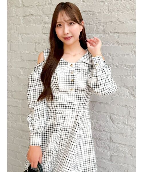 dazzlin(ダズリン)の「ショルダーリボンシェイプワンピース(ワンピース・レディース・ブルー/オフホワイト/インディゴブルー/ブラック・MEDIUM/SMALL)」の2枚目の写真