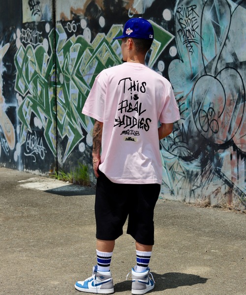 VIBGYOR（ヴィブジョー）の「BUDDIES Box Logo T-SHIRT(BDS)（Tシャツ/カットソー・メンズ・ホワイト/LT.PINK・X-LARGE/LARGE/MEDIUM/XX-LARGE）」の2枚目の写真