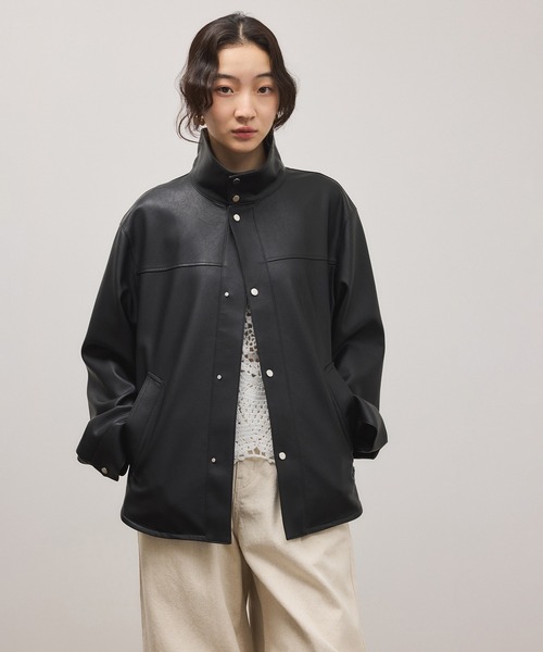 ADAM ET ROPE'（アダムエロペ）の「シンセティックレザースタンドネックブルゾン（ブルゾン・レディース・ブラック/キナリ・FREE）」の2枚目の写真