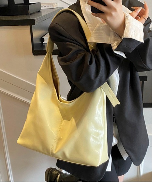Maison Calme(メゾンカルム)の「【A4サイズ対応】フェイクレザーチャーム付きワンハンドル ショルダーバッグ 【オールシーズン】(ショルダーバッグ・レディース・ワインレッド/ブラウン/イエロー/ブラック・F)」の3枚目の写真