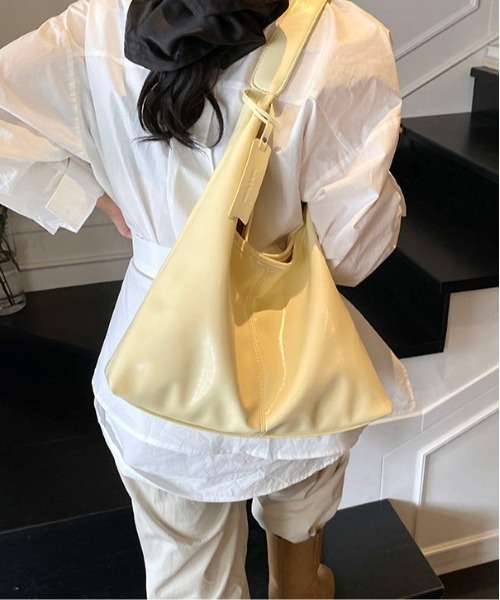 Maison Calme(メゾンカルム)の「【A4サイズ対応】フェイクレザーチャーム付きワンハンドル ショルダーバッグ 【オールシーズン】(ショルダーバッグ・レディース・ワインレッド/ブラウン/イエロー/ブラック・F)」の10枚目の写真