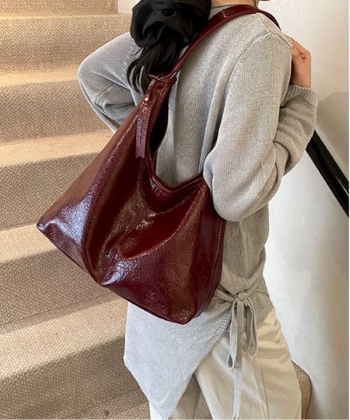 Maison Calme(メゾンカルム)の「【A4サイズ対応】フェイクレザーチャーム付きワンハンドル ショルダーバッグ 【オールシーズン】(ショルダーバッグ・レディース・ワインレッド/ブラウン/イエロー/ブラック・F)」の13枚目の写真