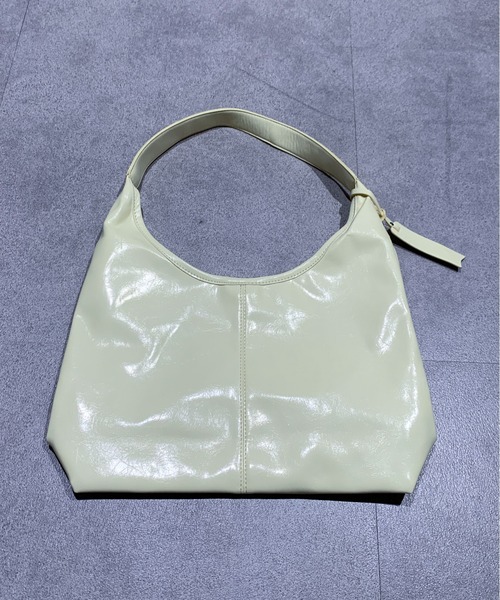 Maison Calme(メゾンカルム)の「【A4サイズ対応】フェイクレザーチャーム付きワンハンドル ショルダーバッグ 【オールシーズン】(ショルダーバッグ・レディース・ワインレッド/ブラウン/イエロー/ブラック・F)」の17枚目の写真