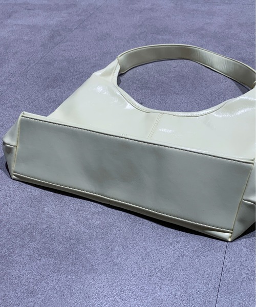 Maison Calme(メゾンカルム)の「【A4サイズ対応】フェイクレザーチャーム付きワンハンドル ショルダーバッグ 【オールシーズン】(ショルダーバッグ・レディース・ワインレッド/ブラウン/イエロー/ブラック・F)」の18枚目の写真