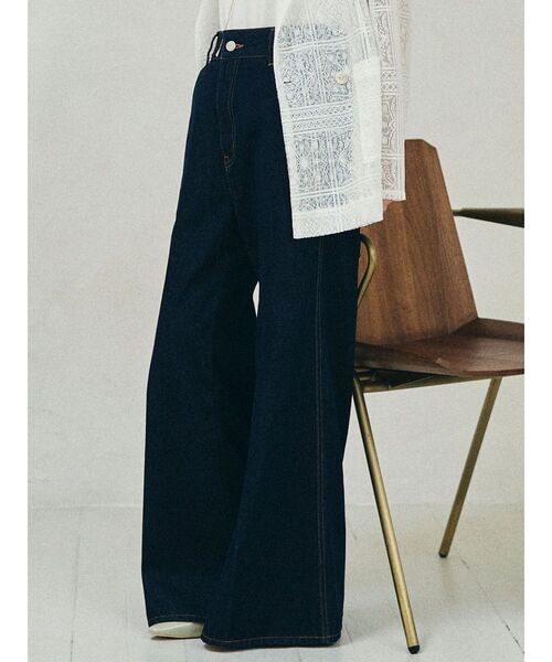 LAGUNAMOON（ラグナムーン）の「センタープレスワイドフレアデニムパンツ（デニムパンツ・レディース・インディゴブルー/ライトブルー・MEDIUM/SMALL）」の2枚目の写真