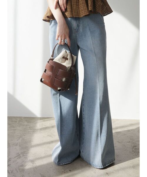 LAGUNAMOON（ラグナムーン）の「センタープレスワイドフレアデニムパンツ（デニムパンツ・レディース・インディゴブルー/ライトブルー・MEDIUM/SMALL）」の16枚目の写真