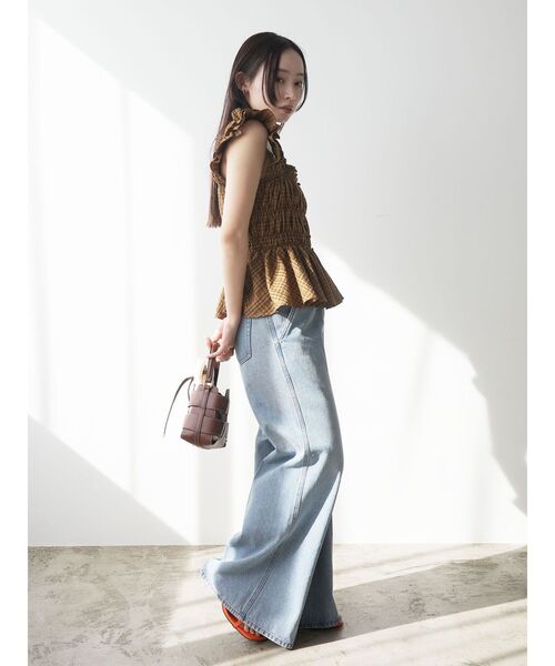 LAGUNAMOON（ラグナムーン）の「センタープレスワイドフレアデニムパンツ（デニムパンツ・レディース・インディゴブルー/ライトブルー・MEDIUM/SMALL）」の17枚目の写真