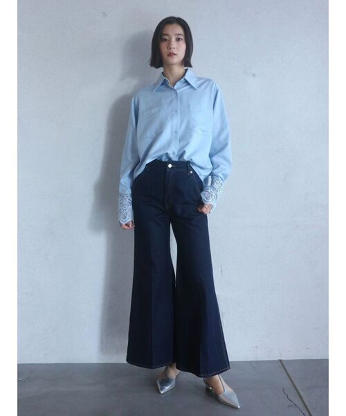 LAGUNAMOON（ラグナムーン）の「センタープレスワイドフレアデニムパンツ（デニムパンツ・レディース・インディゴブルー/ライトブルー・MEDIUM/SMALL）」の10枚目の写真