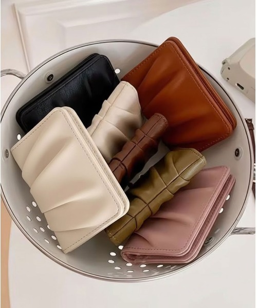 ammy.（エイミードット）の「【 ammy. / エイミードット 】 ギャザーデザイン カードケース（カードケース・レディース・アイボリー/ブラック/オリーブ/スモークピンク・FREE）」の2枚目の写真