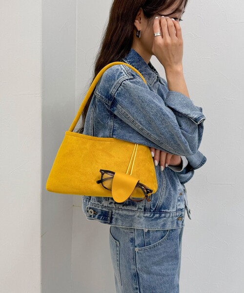 fredy emue（フレディエミュ）の「ホルダーチャーム付きワンハンドルバッグ（ショルダーバッグ・レディース・イエロー/キャメル/ブラック・FREE）」の5枚目の写真