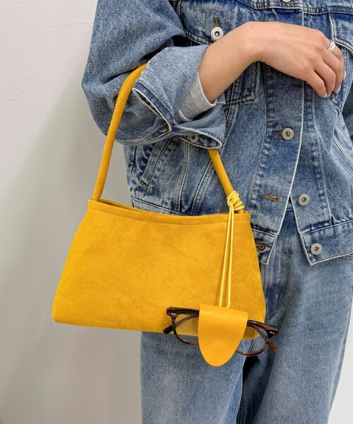 fredy emue（フレディエミュ）の「ホルダーチャーム付きワンハンドルバッグ（ショルダーバッグ・レディース・イエロー/キャメル/ブラック・FREE）」の7枚目の写真