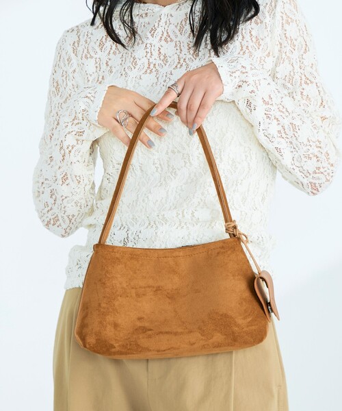 fredy emue（フレディエミュ）の「ホルダーチャーム付きワンハンドルバッグ（ショルダーバッグ・レディース・イエロー/キャメル/ブラック・FREE）」の11枚目の写真