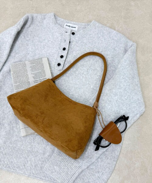 fredy emue（フレディエミュ）の「ホルダーチャーム付きワンハンドルバッグ（ショルダーバッグ・レディース・イエロー/キャメル/ブラック・FREE）」の14枚目の写真