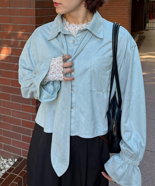 DOUBLE NAME(ダブルネーム)の「ボウタイフェイクスエードシャツ(シャツ/ブラウス・レディース・ブルー/オフホワイト・FREE)」の2枚目の写真