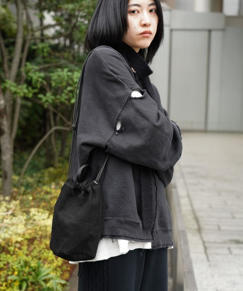 bukht（ブフト）の「bukht / ブフト LEATHER EFFECT BAG SMALL レザー エフェクトバッグ 巾着バッグ（ショルダーバッグ・メンズ・ブラック系1/ブラック・FREE）」の2枚目の写真