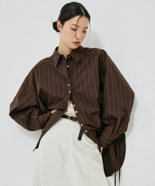 STUDIOUS(ステュディオス)の「【STUDIOUS/ステュディオス】Wide Stripe 2way Shirt/ワイドストライプツーウェイシャツ/くびれ効果/春服/ウォッシャブル/スタンドカラー対応(シャツ/ブラウス・レディース・オフホワイト/ワイン/グレー/サックスブルー・FREE)」の4枚目の写真