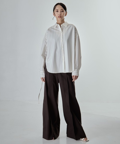 STUDIOUS(ステュディオス)の「【STUDIOUS/ステュディオス】Wide Stripe 2way Shirt/ワイドストライプツーウェイシャツ/くびれ効果/春服/ウォッシャブル/スタンドカラー対応(シャツ/ブラウス・レディース・オフホワイト/ワイン/グレー/サックスブルー・FREE)」の5枚目の写真