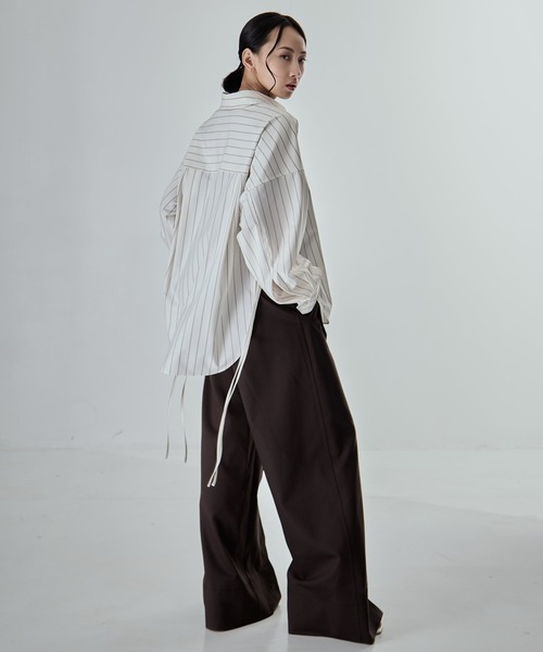 STUDIOUS(ステュディオス)の「【STUDIOUS/ステュディオス】Wide Stripe 2way Shirt/ワイドストライプツーウェイシャツ/くびれ効果/春服/ウォッシャブル/スタンドカラー対応(シャツ/ブラウス・レディース・オフホワイト/ワイン/グレー/サックスブルー・FREE)」の10枚目の写真