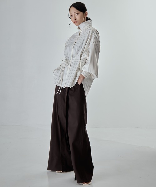 STUDIOUS(ステュディオス)の「【STUDIOUS/ステュディオス】Wide Stripe 2way Shirt/ワイドストライプツーウェイシャツ/くびれ効果/春服/ウォッシャブル/スタンドカラー対応(シャツ/ブラウス・レディース・オフホワイト/ワイン/グレー/サックスブルー・FREE)」の7枚目の写真