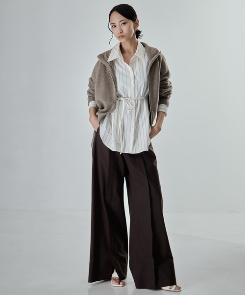 STUDIOUS(ステュディオス)の「【STUDIOUS/ステュディオス】Wide Stripe 2way Shirt/ワイドストライプツーウェイシャツ/くびれ効果/春服/ウォッシャブル/スタンドカラー対応(シャツ/ブラウス・レディース・オフホワイト/ワイン/グレー/サックスブルー・FREE)」の13枚目の写真