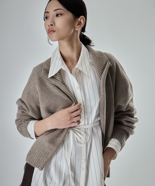 STUDIOUS(ステュディオス)の「【STUDIOUS/ステュディオス】Wide Stripe 2way Shirt/ワイドストライプツーウェイシャツ/くびれ効果/春服/ウォッシャブル/スタンドカラー対応(シャツ/ブラウス・レディース・オフホワイト/ワイン/グレー/サックスブルー・FREE)」の17枚目の写真