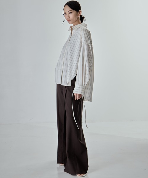 STUDIOUS(ステュディオス)の「【STUDIOUS/ステュディオス】Wide Stripe 2way Shirt/ワイドストライプツーウェイシャツ/くびれ効果/春服/ウォッシャブル/スタンドカラー対応(シャツ/ブラウス・レディース・オフホワイト/ワイン/グレー/サックスブルー・FREE)」の8枚目の写真