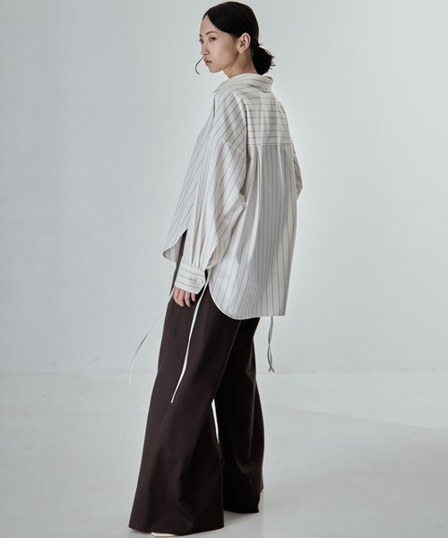 STUDIOUS(ステュディオス)の「【STUDIOUS/ステュディオス】Wide Stripe 2way Shirt/ワイドストライプツーウェイシャツ/くびれ効果/春服/ウォッシャブル/スタンドカラー対応(シャツ/ブラウス・レディース・オフホワイト/ワイン/グレー/サックスブルー・FREE)」の9枚目の写真