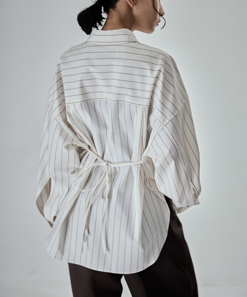 STUDIOUS(ステュディオス)の「【STUDIOUS/ステュディオス】Wide Stripe 2way Shirt/ワイドストライプツーウェイシャツ/くびれ効果/春服/ウォッシャブル/スタンドカラー対応(シャツ/ブラウス・レディース・オフホワイト/ワイン/グレー/サックスブルー・FREE)」の21枚目の写真
